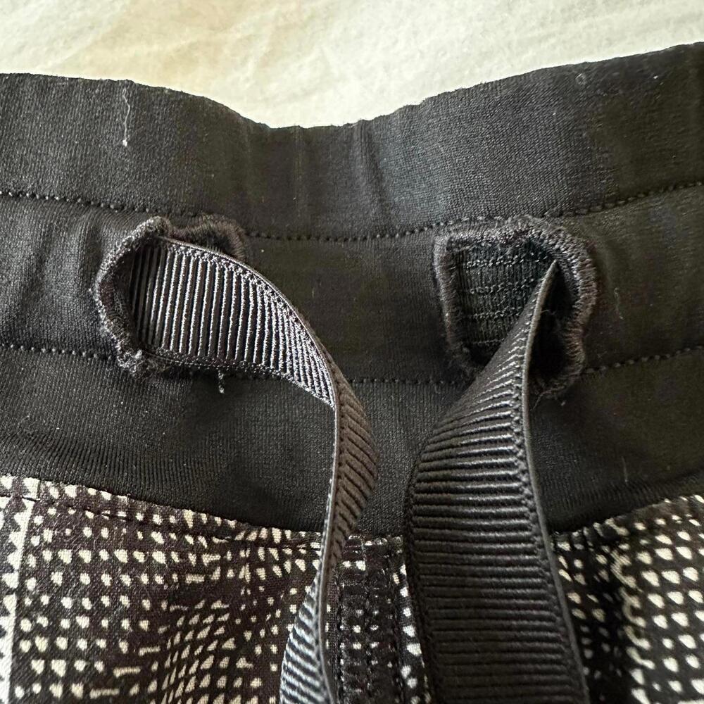 Lululemon Run Hotty Hot Short Lined Black White Geo 2.5” Size 6 - EUC - Picture 8 of 8